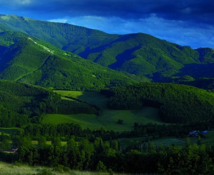 France, Occitanie, Midi-Pyrénées, Ariège (09), paysage montagneux en été sous un ciel d'orage // France, Occitanie, Midi-Pyrenees, Ariege, mountainous landscape in summer under a stormy sky