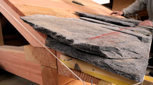 Taillée sur les quatre faces, chaque lauze est unique.