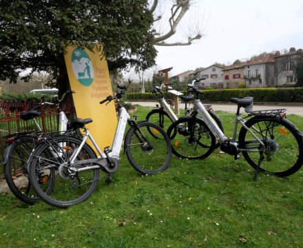 Quatre vélos à assistance électrique ont été remis à l'association.