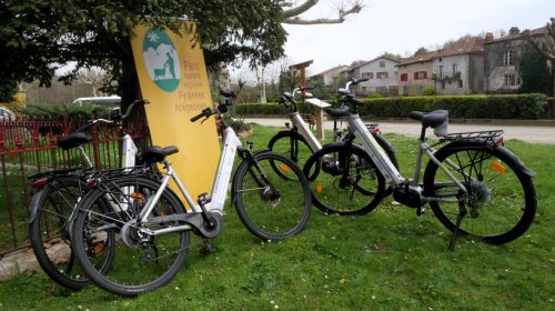 Quatre vélos à assistance électrique ont été remis à l'association.