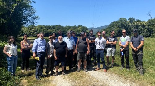 Des agents de RTE étaient présents à Ginabat pour visiter le site où a été mené un chantier de restauration écologique.