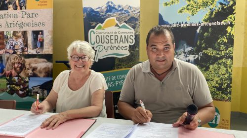 La convention a été signée par Jocelyne Fert, vice-présidente de la communauté de communes Couserans Pyrénées, et Kamel Chibli, président du PNR.