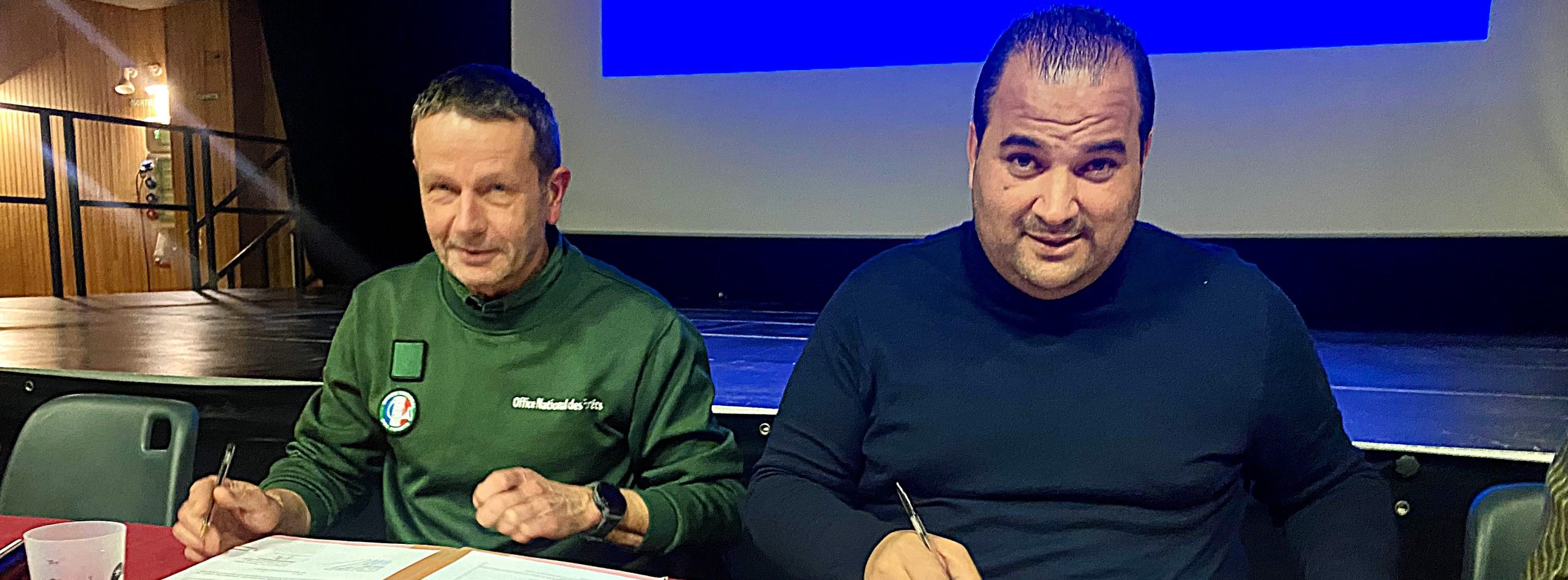 Stéphane Villarubias, directeur de l'Agence territoriale Ariège-Aude-Pyrénées Orientales de l'ONF, et Kamel Chibli, président du SMPNR, ont signé une nouvelle convention de partenariat SMPNR-ONF.