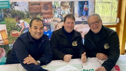 Le président du Parc Kamel Chibli a signé la convention actant l'entrée des produits de Saveurs Sauvages d'Occitanie dans la marque Valeurs Parc avec les responsables de l’entreprise Cyril Demange et Paul Fontvielle. PHOTO PNRPA