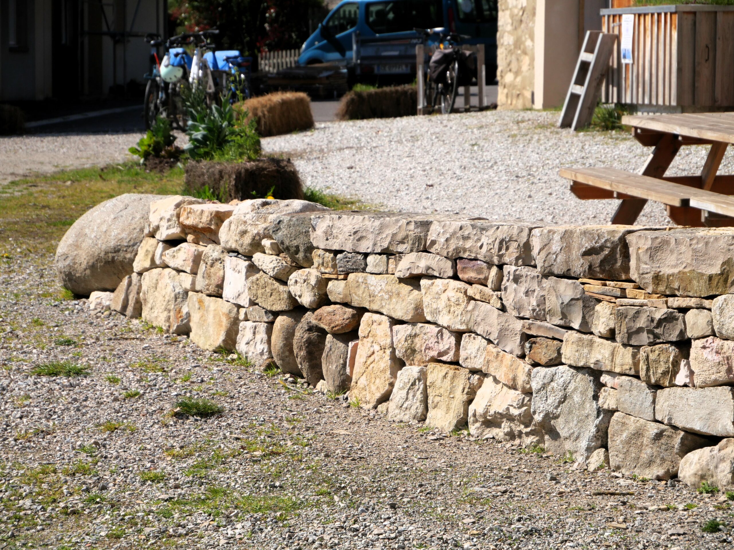 Les murets en pierres sèches peuvent constituer des refuges pour la biodiversité. PHOTO PNRPA