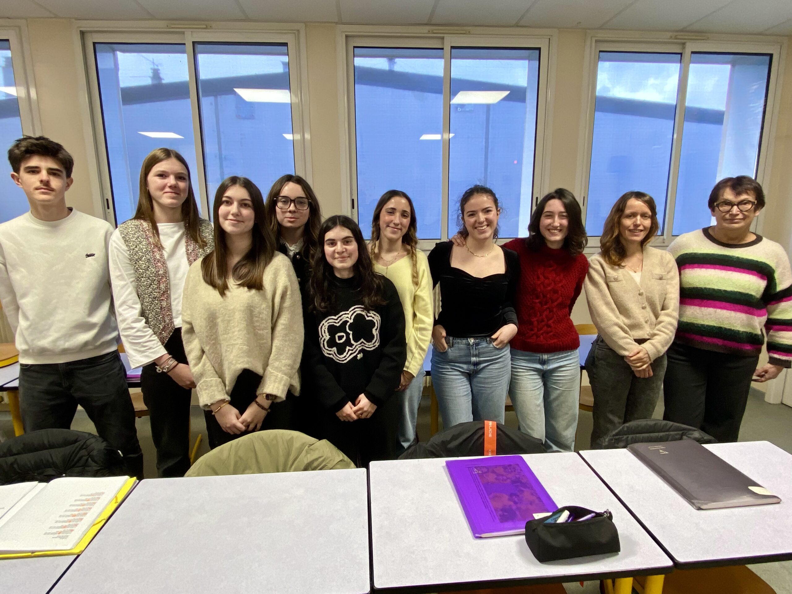 Les élèves de la classe de 1ère G2, option occitan de la Cité Scolaire du Couserans, Saint-Girons, Ariège : Iris, Charline, Maël, Éloïse et Éloïse, Inès, Clara, Élisa et Loïs. PHOTO PNRPA